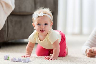 Miért nem fáj a babák térde kúszás-mászáskor? Különös magyarázata van