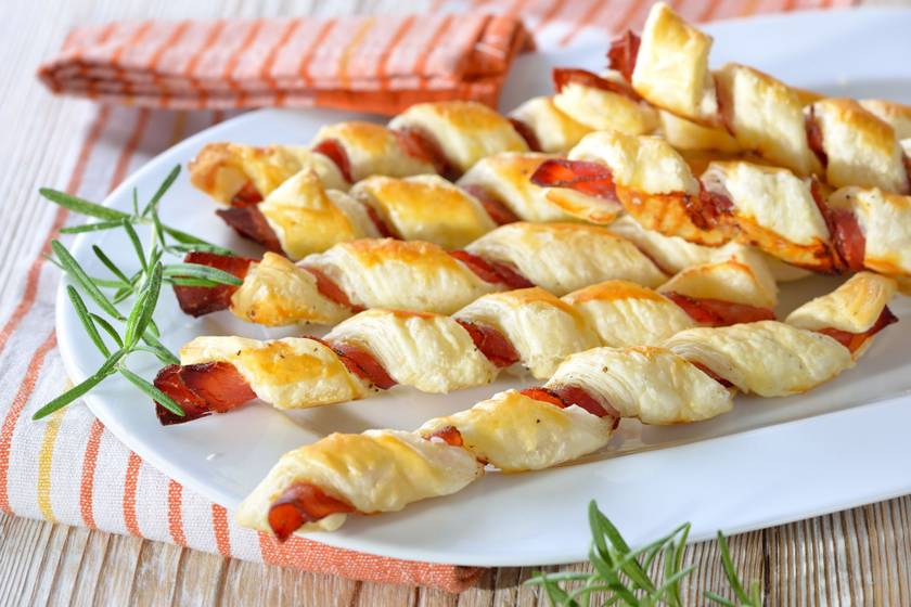 Ropogós baconös-sajtos csavart rúd: leveles tésztából gyerekjáték elkészíteni