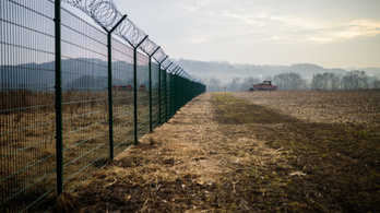 Bontják a pengés drótkerítést Szlovéniában