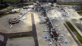 Partiléggömbök miatt zárhatták le a második legforgalmasabb brit repülőteret