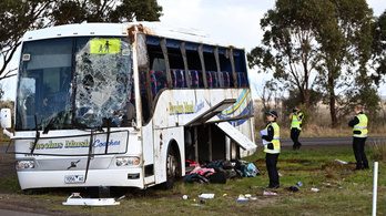Súlyosan megsérült hét gyermek, miután iskolabuszuk egy kamionnal ütközött