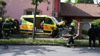 Autóval karambolozott egy mentő Budapesten, a személyzet is kórházba került