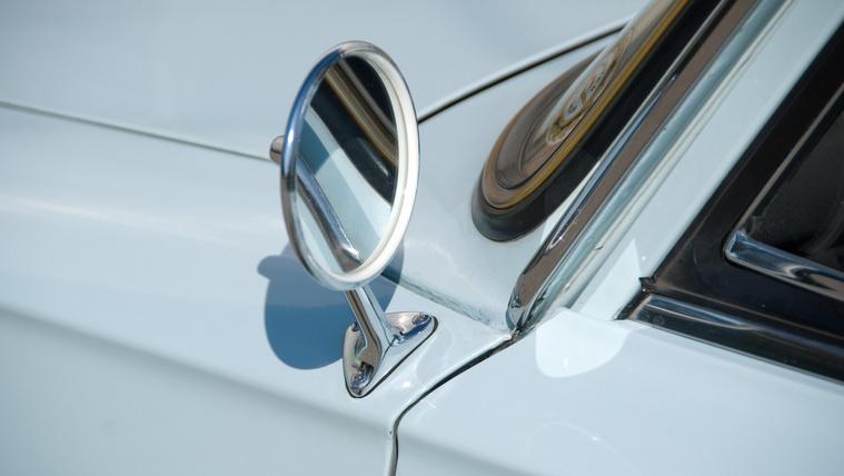 Milyen autóra szereltek ilyen filigrán visszapillantó tükröt?