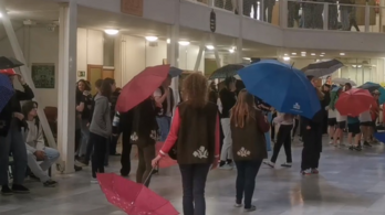 Leszakadt a plafon az egyik legjobb gimnáziumban, a diákok esernyővel táncolnak