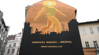 Jankovics Marcellnek állít emléket az NKA székházának tűzfalfestménye