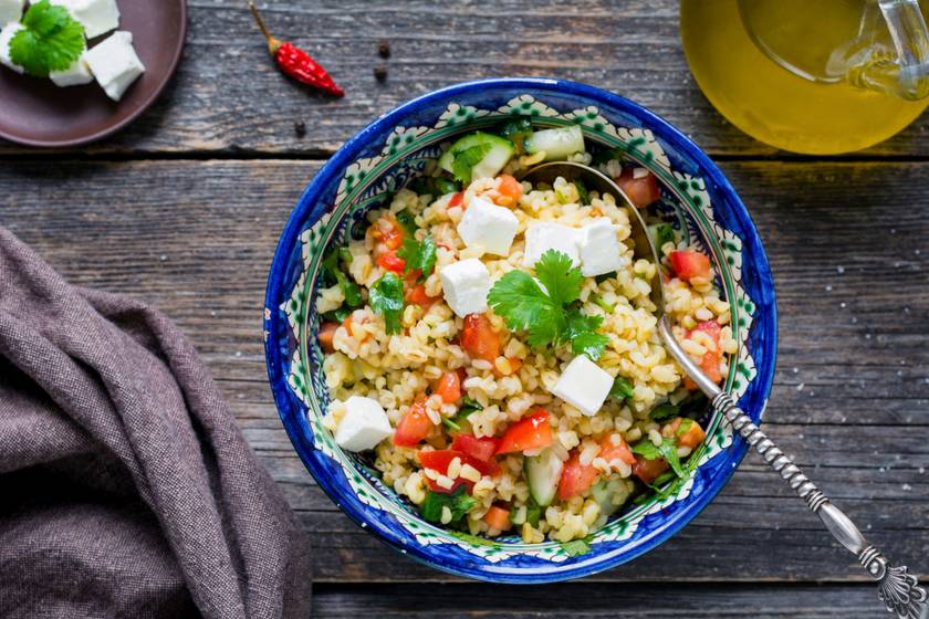 Kiadós görög saláta bulgurral dúsítva: így készítve teljes értékű ebéd
