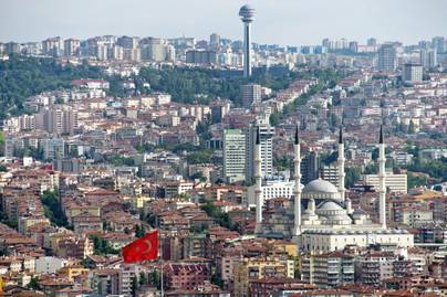 Repülő kanapét filmeztek Törökországban: ez volt a jelenség oka