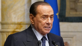 Hazaengedték Silvio Berlusconit a kórházból
