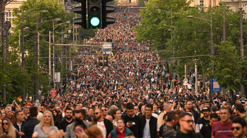 „Vucsics, takarodj!” – skandálta a több tízezresre duzzadt tömeg Belgrádban