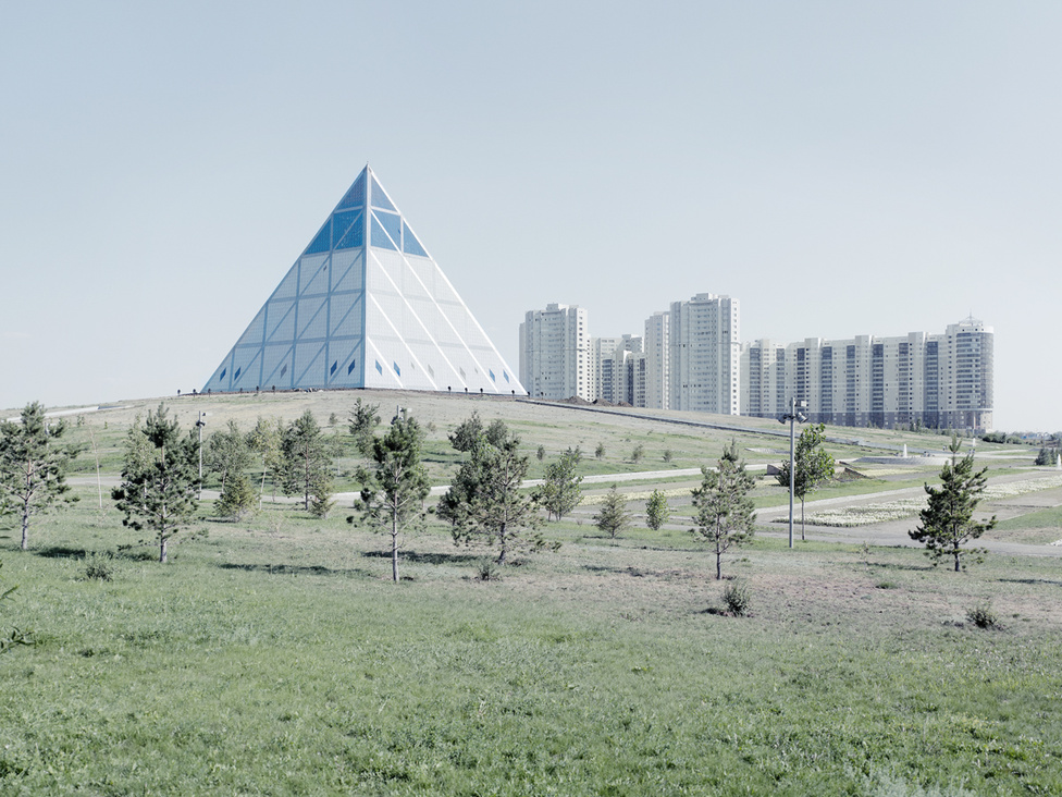 A 77 méter magas, piramis alakú Béke és Kiegyezés Palotáját - Nazarbajev elnöki palotáját - 58 millió dollárból építették fel. Az épületet tervező brit mérnökök óriási technológiai bravúrt hajtottak végre, amikor megoldották, hogy az épület fémszerkezet kibírja az extrém hőmérséklet miatt akár 30 centiméteres hőtágulást is.