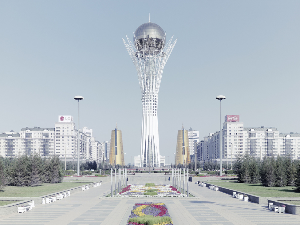 Asztana és a kazah megújulás jelképe a türk eredetmítoszt szimbolizáló, egy nyárfa ágai között fekvő aranytojást ábrázoló, 105 méter magas torony, a Bayterek. A torony tetején a látogatók megnézhetik Nazarbajev jobb tenyerének aranyba öntött lenyomatát, és ha beleillesztik a saját kezüket, kívánhatnak is egyet.