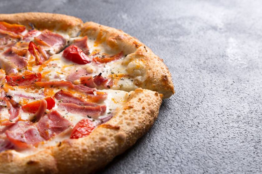 Sonkás-sajtos pizza egyszerű kelt tésztából: tökéletes ebéd gyereknapra