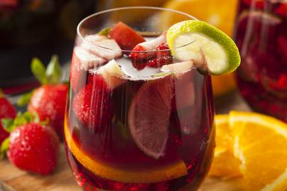 Zamatos sangria édes szezongyümölcsökkel: vörösbor az alapja