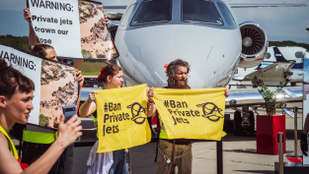 Klímaaktivisták bénították meg a genfi repülőteret
