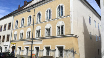 Rendőrök lepik el Adolf Hitler szülőházát