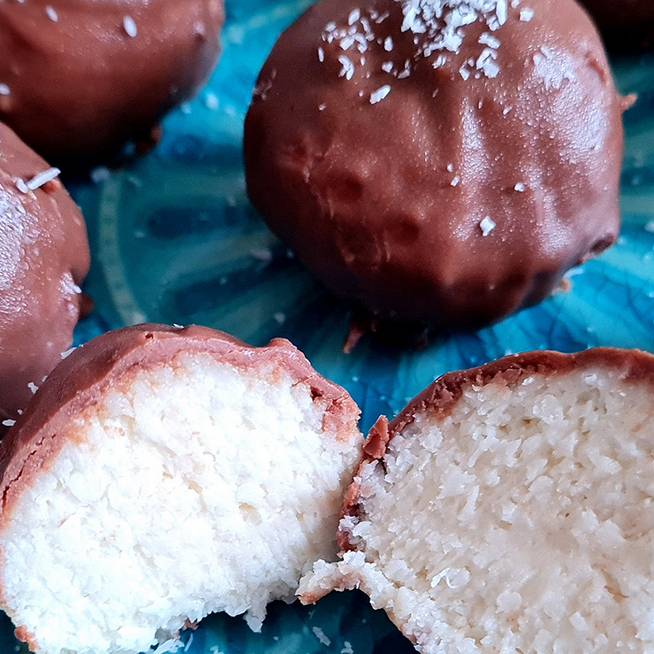 Álomfinom Bunty golyó sütés nélkül: egyszerűen készül a kókuszos desszert