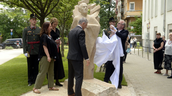 Felavatták Tamási Áron szobrát Budapesten