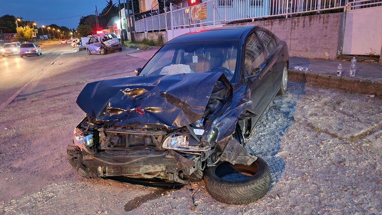 Vezetés közben ájult el a sofőr, ripityára törte a Bécsi úton parkoló autókat