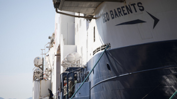 Egy jótékonysági hajó közel 600 menekültet mentett meg Olaszországnál