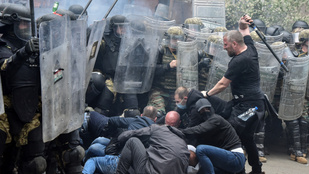 Honvédelmi miniszter: Több mint húsz magyar katona megsérült Koszovóban, hét fő súlyosan