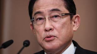 Leváltották a japán kormányfő fiát a miniszterelnöki titkárság éléről