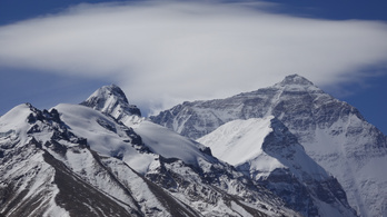 Újabb dráma a Mount Everesten, életet mentett a hős serpa