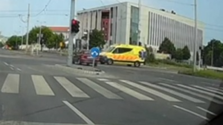A budapesti autósnak eszébe sem jutott megállni, hiába jött a szirénázó mentőautó