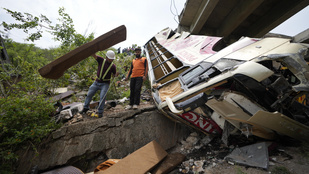 Súlyos buszbaleset Indiában, sokan meghaltak