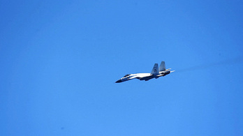 Ijesztően közel ment el a kínai vadászgép az amerikai repülő orra előtt