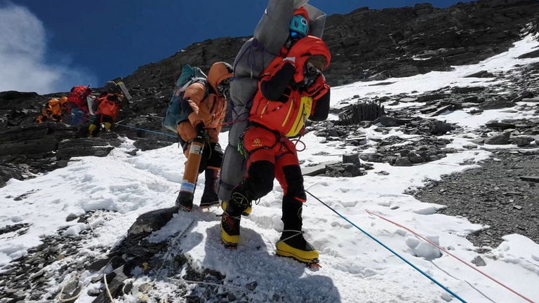 A halálzónából mentettek ki egy hegymászót a Mount Everesten