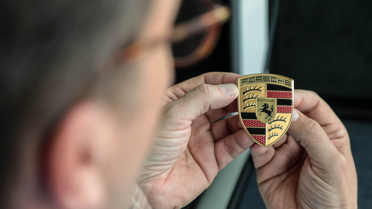 De miből is áll a Porsche logója? A lovacska Stuttgart címeréről jött, mivel a cég svábföldiként azonosítja magát.