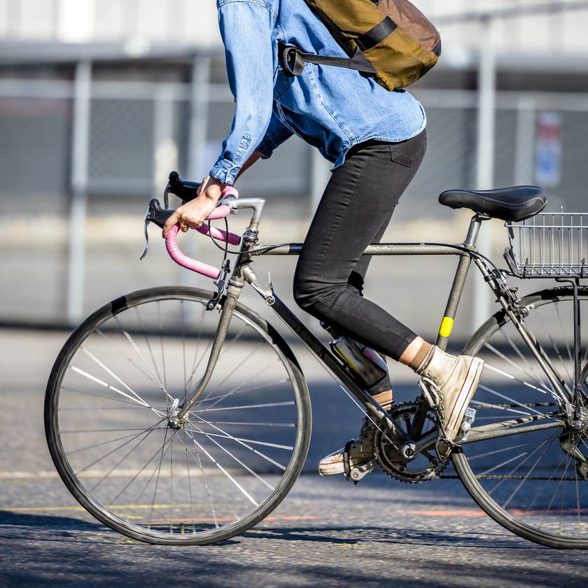 5 eset, amikor kerékpárral is kötelező az irányjelzés: csak így szabályos