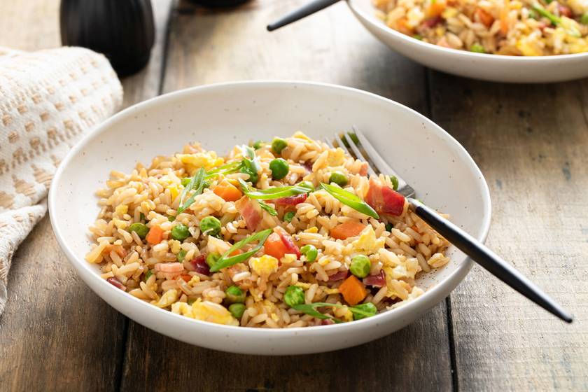 Kínai pirított rizs zöldségekkel és füstölt hússal: nem mindegy, milyen típusú rizst használsz hozzá