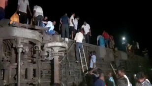 Súlyos vonatbaleset Indiában: több mint 100 ember megsérült, legalább 50 utas meghalt