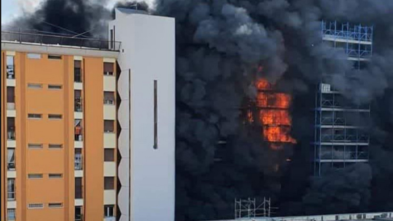 Hatalmas lángokkal égett egy nyolcemeletes lakóépület Rómában, egy ember meghalt