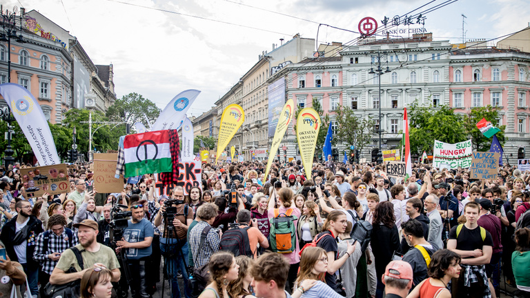 Bűnösnek mondták ki a magyar kormány elleni diáktüntetés egyik részvevőjét