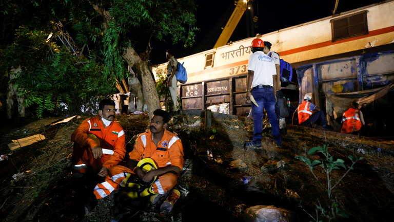 Indiai vonatszerencsétlenség: Egyre nő a halottak száma