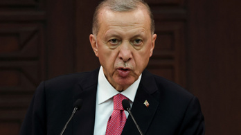 Nagy tisztogatást végzett Erdogan, több miniszterét is leváltotta