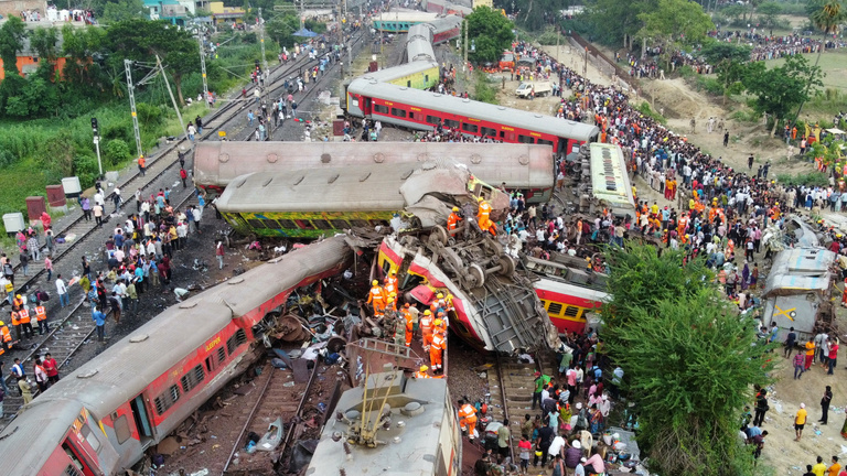 Kiderült, mi okozta India legsúlyosabb vonatbalesetét