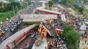 Kiderült, mi okozta India legsúlyosabb vonatbalesetét