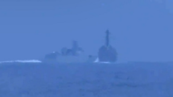 Videón, ahogy egy kínai hadihajó majdnem nekiment egy amerikai rombolónak a Tajvani-szorosban