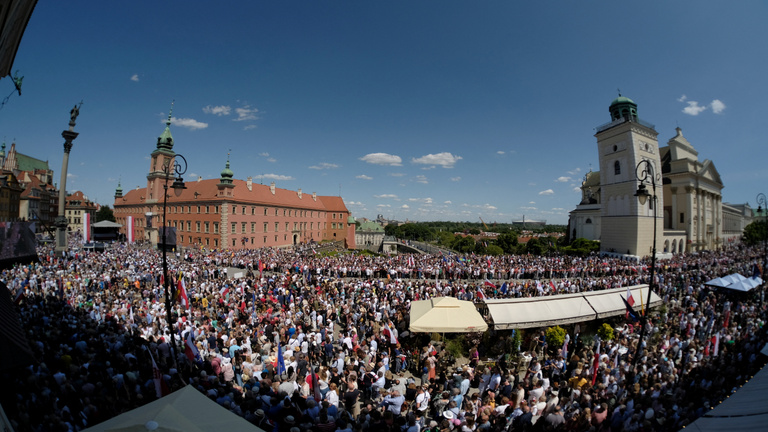 Több tízezer ember tüntetett a kormány ellen Varsóban