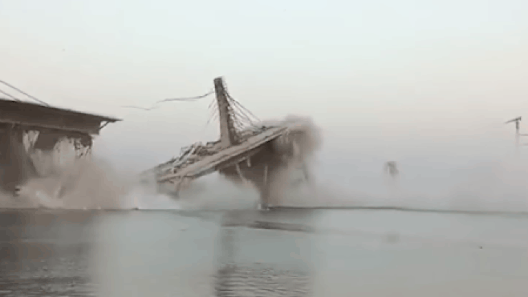 Kártyavárként omlott össze egy híd Indiában