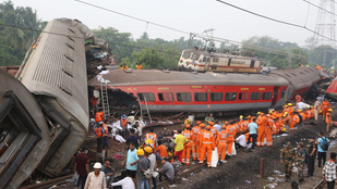 Megteltek a kórházak és a hullaházak az indiai vonatbaleset után