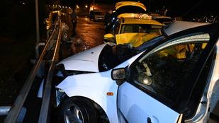 Halálos baleset történt éjszaka Budapesten, többen megsérültek