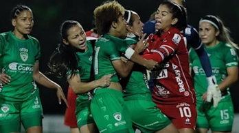 Kolumbiában női futballisták osztották egymásnak a pofonokat – videó