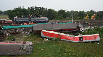 Továbbra is azonosítatlan az indiai vonatbaleset több mint száz áldozata
