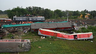 Továbbra is azonosítatlan az indiai vonatbaleset több mint száz áldozata