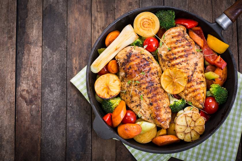 Zöldségekkel sült, fűszeres csirkemell: sütőben és grillen is elkészítheted