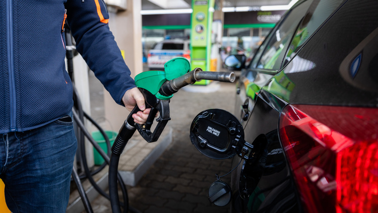 A kormány megemeli a benzin és gázolaj adóját